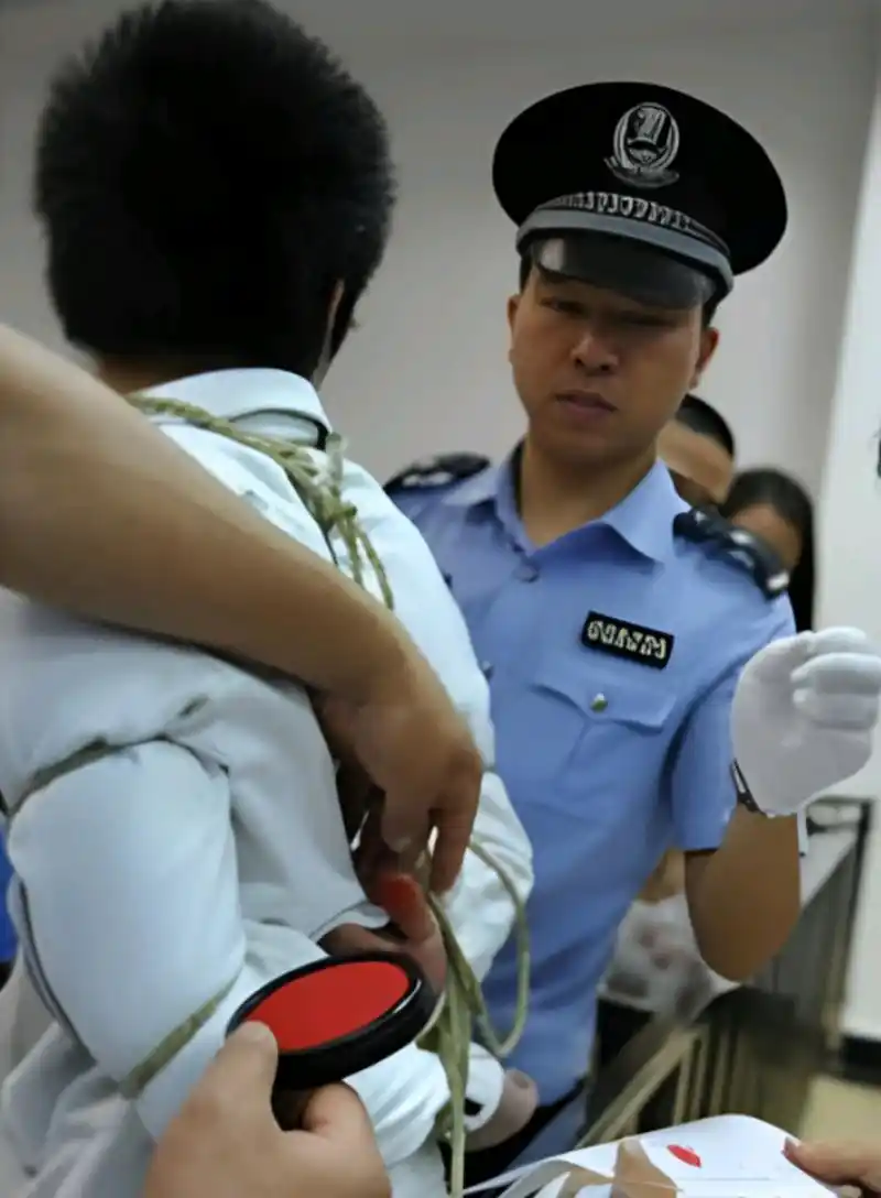 2012年,长相帅气,面带微笑的死刑犯林文栋被执行死刑.