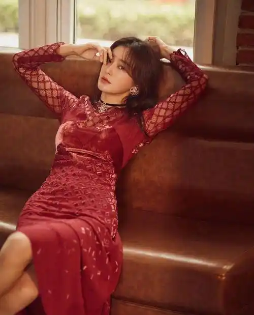 秦岚为抢镜真是豁出去了,一袭红裙顾下不顾上,好身材实在太惹眼_红色