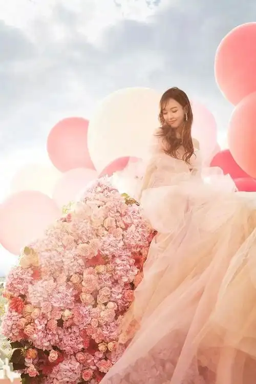 8天长假拥挤结婚季,盘点女明星们的结婚礼服_微微婚纱摄影
