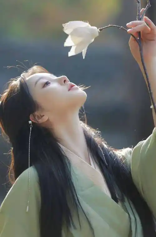 撑伞执花,素雅纯净,意境朦胧唯美,氛围感满满_落叶_美人_烟雨