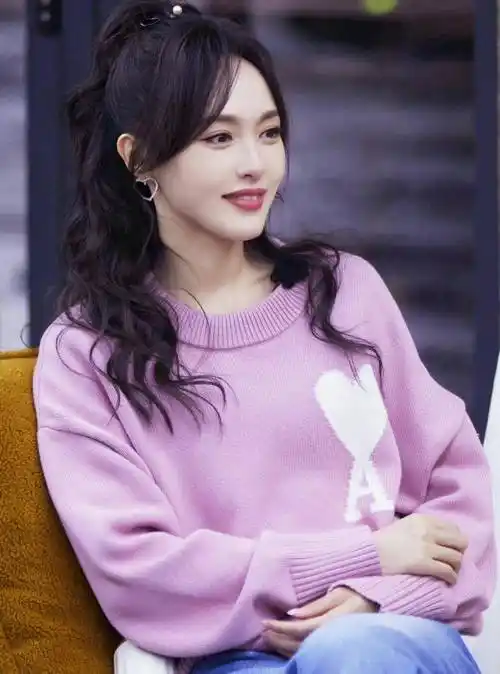 唐嫣新照"央视风"仪态惊艳现场!穿抹胸礼服闪耀亮相,美到大家