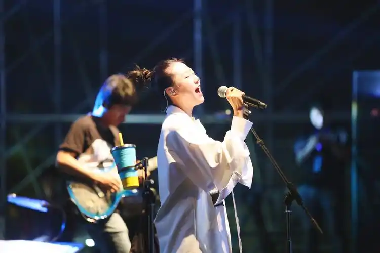 12 陈粒性感开唱现场飘彩虹旗 不愧是女神