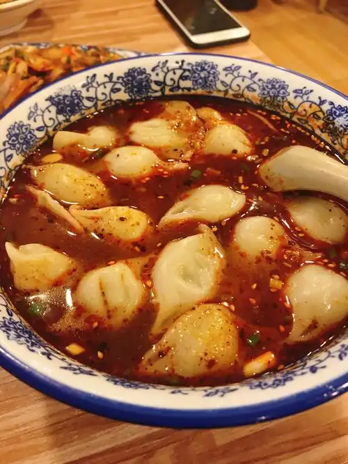 酸汤饺子 一大碗红汤子看起来很吓人 其实里面是主酸香的 前文说过了