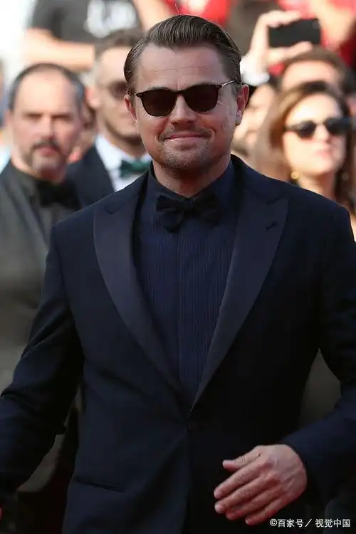 45岁"小李子"莱昂纳多又胖了!穿西装梳背头戴墨镜变大佬