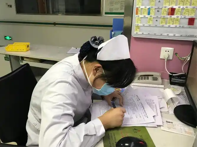 凌晨一两点中,年轻的护士在值班.