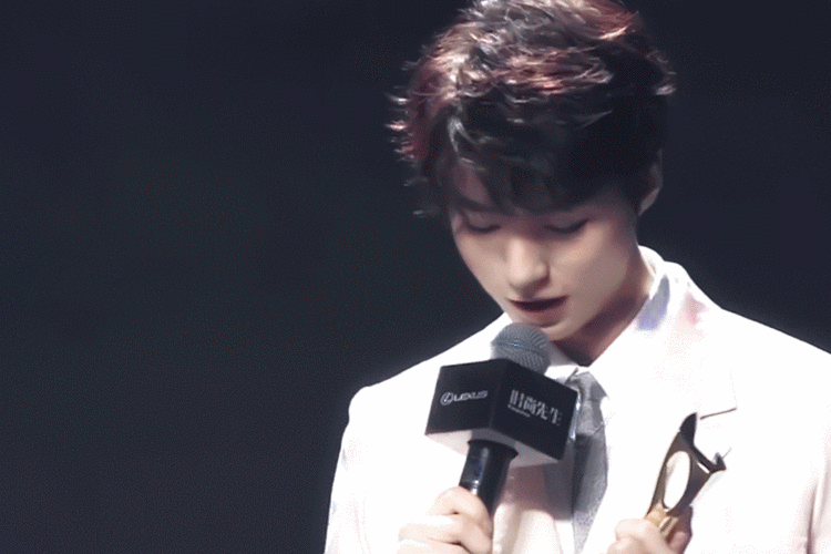 只为王俊凯#   你是夜里星星千万颗  闪烁着心花朵朵 @tfboys-王俊凯