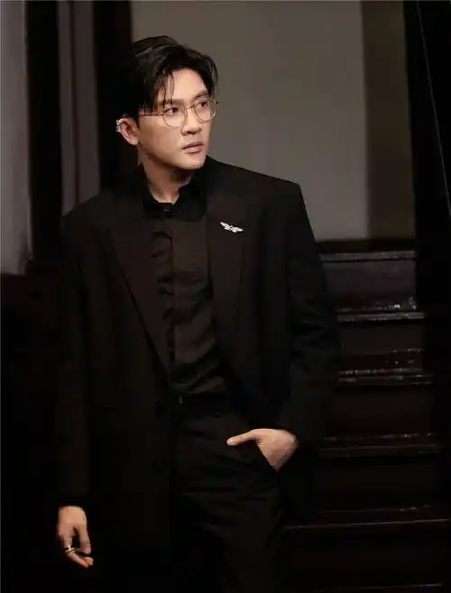 苏有朋纯黑西装亮相活动 儒雅绅士诠释别样态度_品牌_黑色_造型