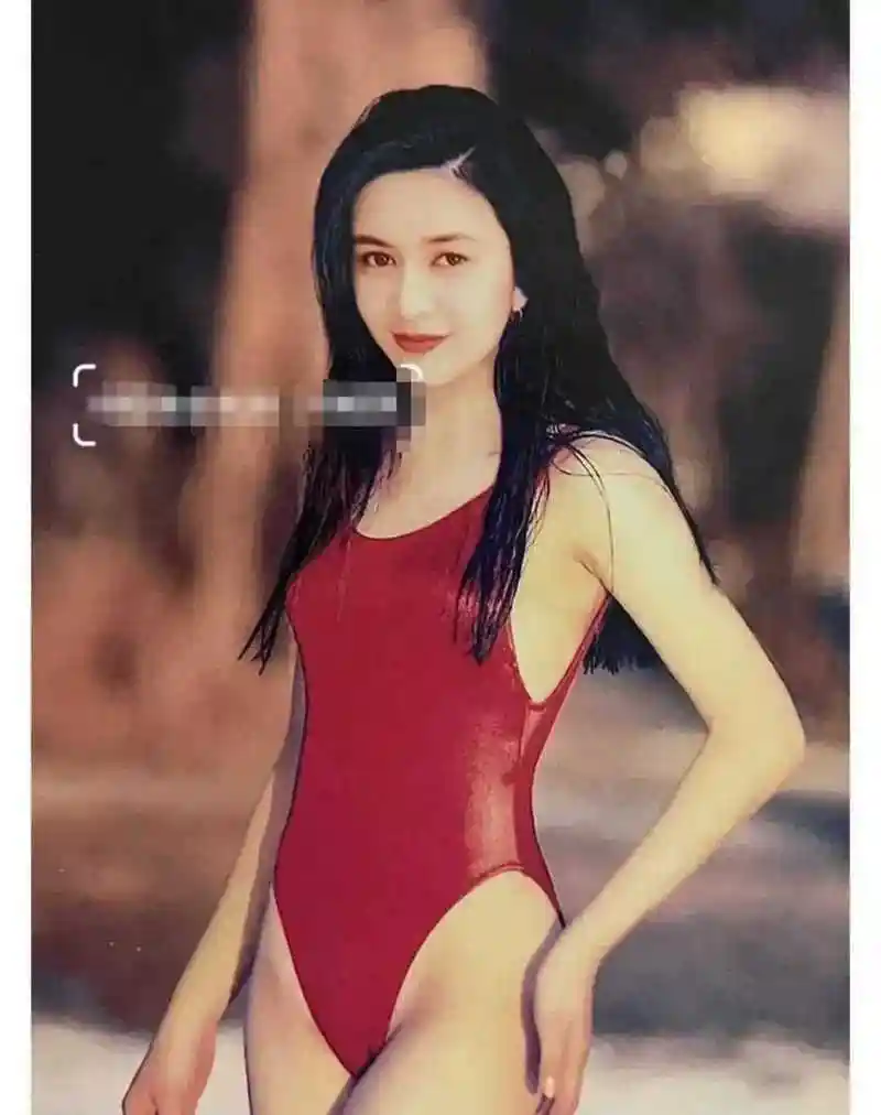 这是香港女星关之琳年轻时候的一张泳装照.
