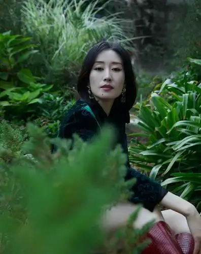 刘敏涛墨绿西装林间写真图片