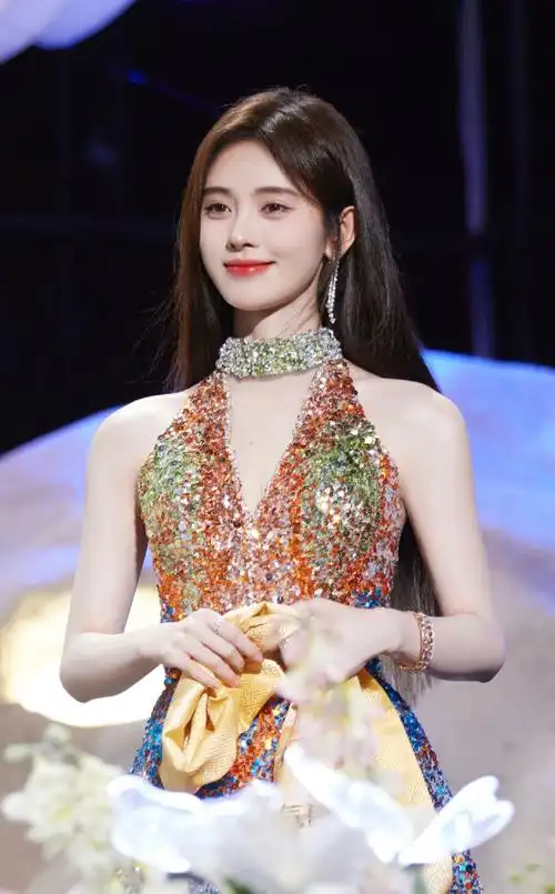 组图:鞠婧祎金色闪片礼服裙出席东方风云榜 获年度人气歌手奖_高清