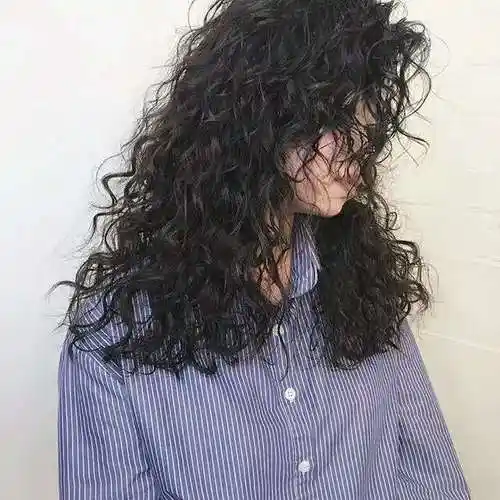 羊毛卷蓬松感十足,卷度比传统卷发更显凌乱,需要精心