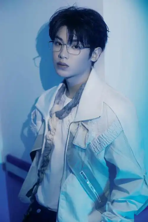 黄明昊蓝色光影随拍照白色外套金丝眼镜光影变幻氛围感十足