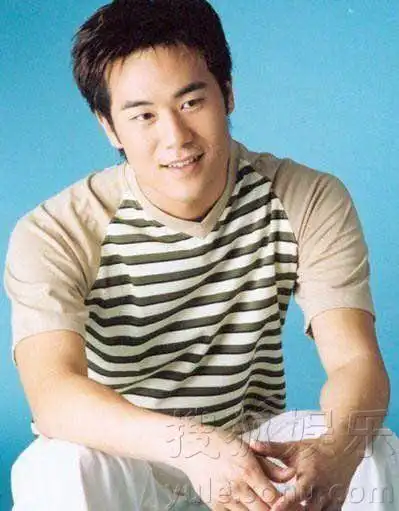 大写的嫩!陈亦飞晒早前青涩写真 撞脸钟汉良