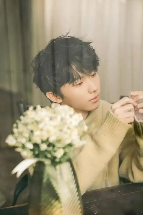 马嘉祺暖冬写真,花与美少年,即将开启成长时刻