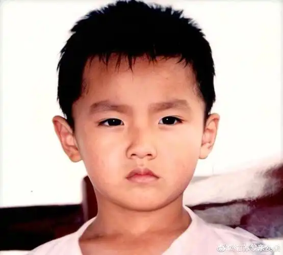 男明星小时候的照片来咯,大家快来猜猜图里都是谁