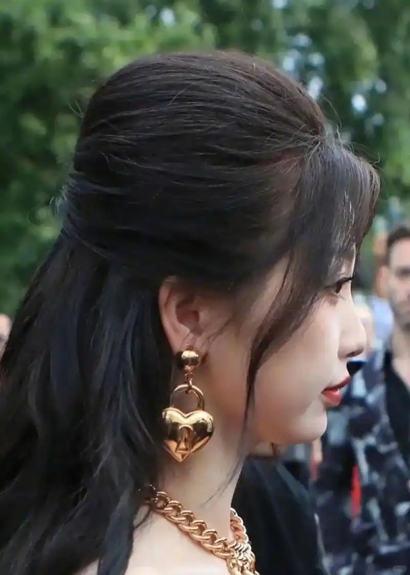 【直击明星侧颜杀】揭秘虞书欣镜头下的独特魅力,半侧脸才是她的颜值"