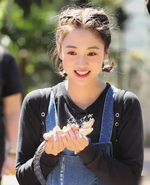 来看鬼鬼吴映洁的家居照装修精致网友白敬亭最宠的女明星