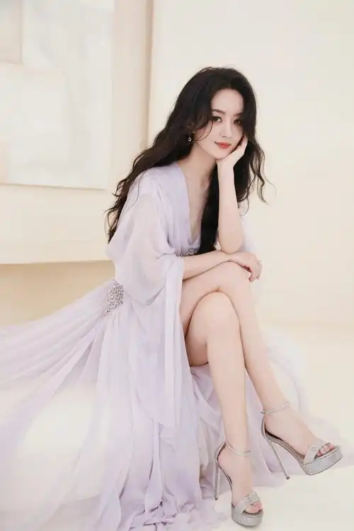 赵丽颖时尚写真,长裙温婉复古套装摩登,完美融合展现独特风格