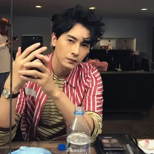 郑元畅花式示范正确玩手机姿势_高清图集_新浪网