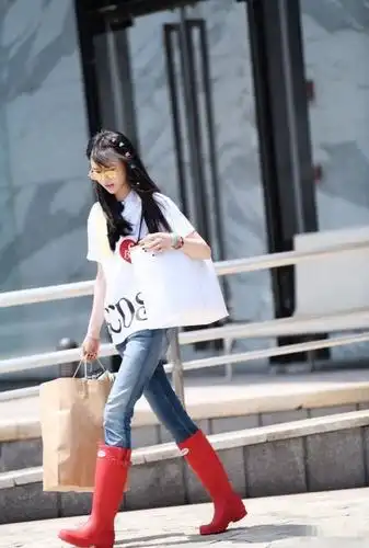 而细看之下,郑爽的手上还涂抹着黑色的指甲油,特别有女人味.