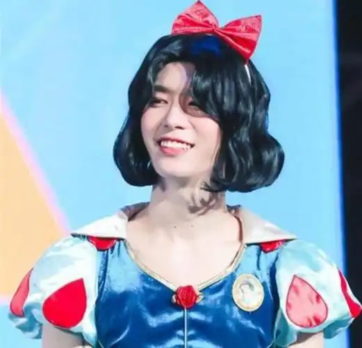 范丞丞又穿女装了!从白雪公主化身茜茜公主,当之无愧的女装大佬