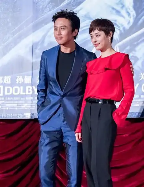 孙俪和邓超一起亮相秀恩爱红色荷叶边衬衫搭配西装裤减龄洋气