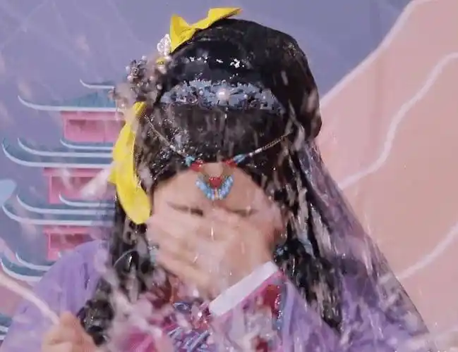 the9五位女孩被浇湿,谢可寅孔雪儿反应真实,我却被许佳琪圈粉_表情