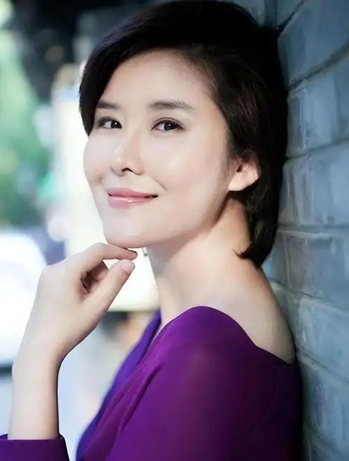 央视女主持人王宁,大气沉稳,她总嫌自己不够漂亮,以知性取胜 - 央视