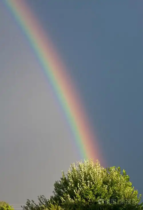 蓝蓝的天空中的彩虹