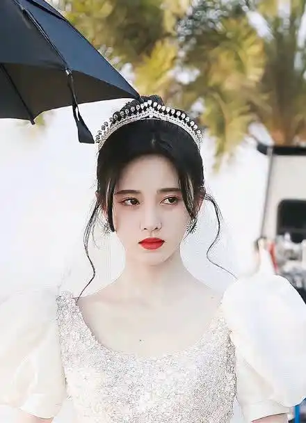 鞠婧祎一袭白色婚纱搭配珠钻头饰,尽显优雅气质,妥妥的在逃公主