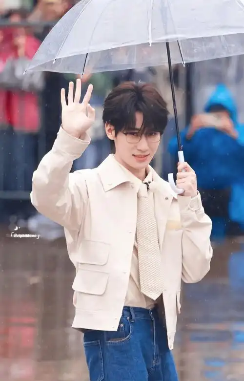 张真源撑伞氛围感路透##张真源戴眼镜好斯文败类