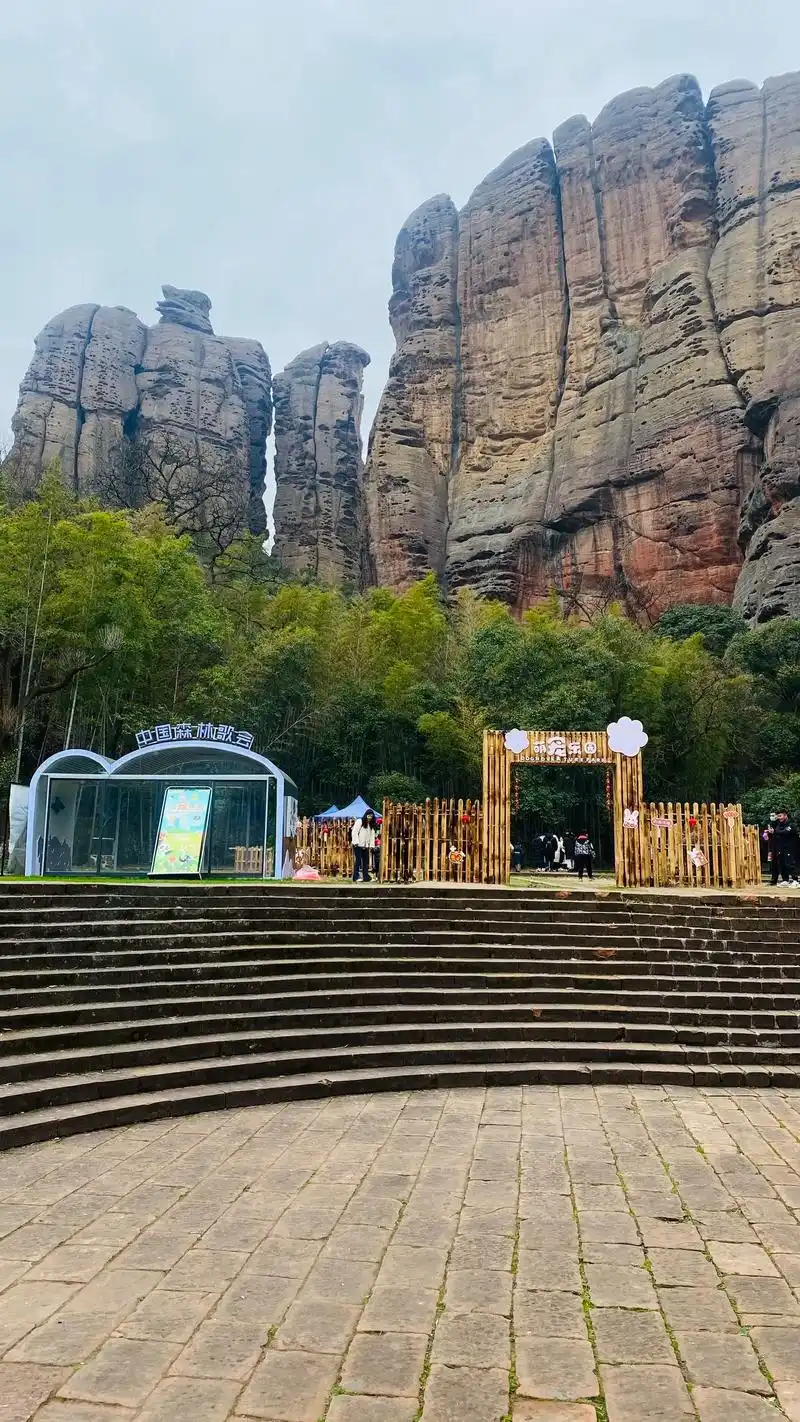 上饶龟峰.龟峰,因其"无山不龟,无石不龟",且整座山体就像一 - 抖音