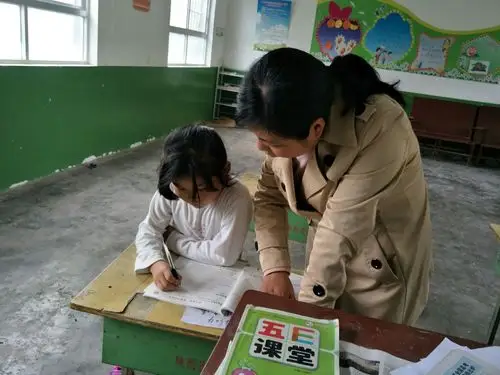 赵家小学教师对学生课业帮扶纪实