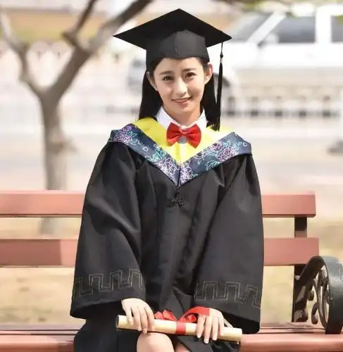 专科生穿学士服拍毕业照,被质疑没资格,大专生算不算大学生