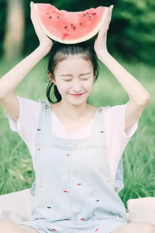 甜美可爱少女户外清新写真图片