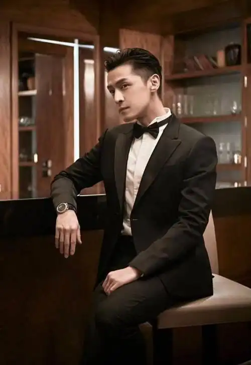 胡歌才是真男神丝绒西装儒雅帅气一点没有中年大叔的油腻感