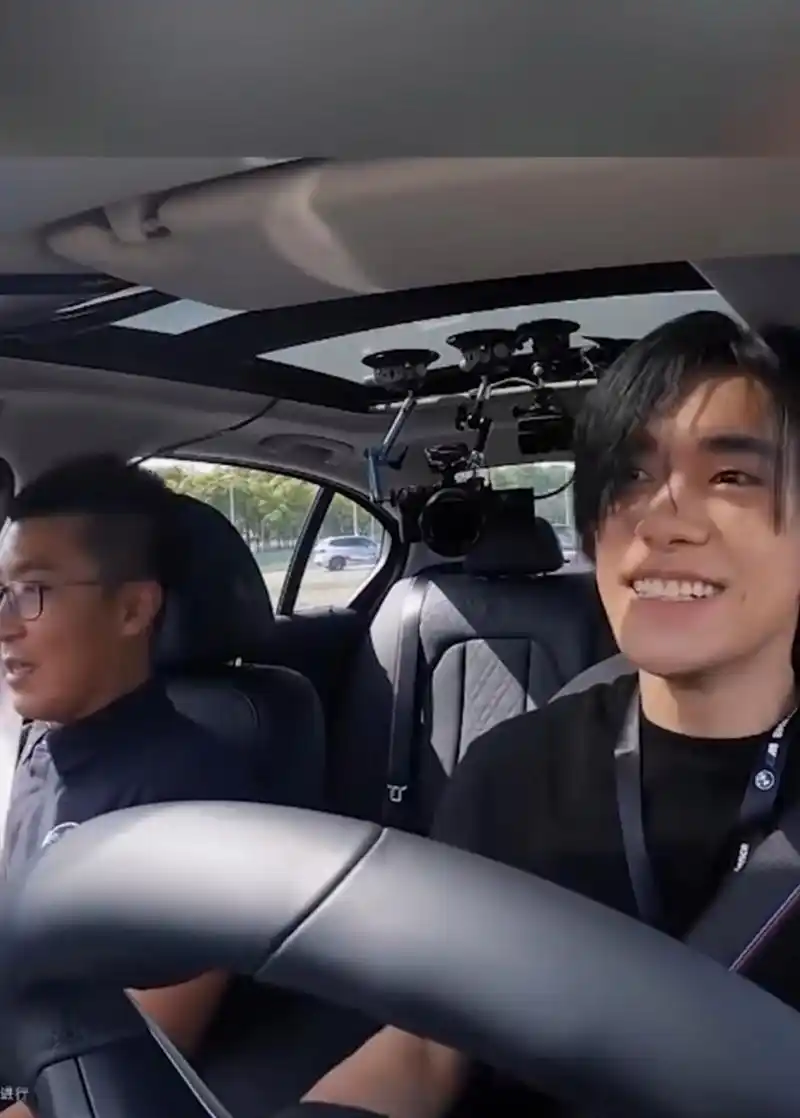 易烊千玺最新开车镜头,留着长发不笑的时候像个古惑仔