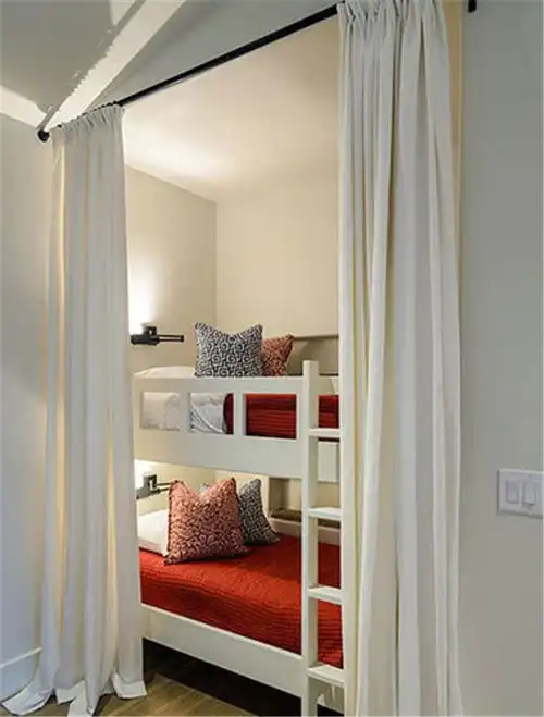 设计理念:卧室并没有生硬的独立成一个房间,而是采用了布艺隔断让