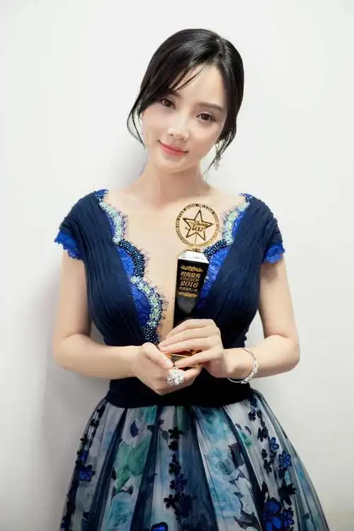 女明星真敢穿礼裙领口直接开到肚脐眼不仅性感而且美出新高度