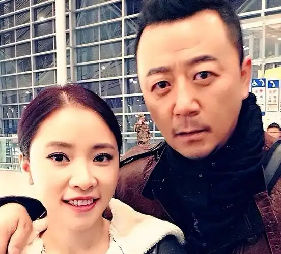 演员郭涛娶小17岁美女李燃婚后生一儿一女如今生活幸福美满
