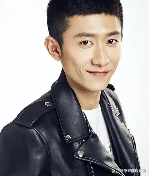 杨紫大学同学结婚,张一山当伴郎,戴眼镜封印颜值不抢新郎风头