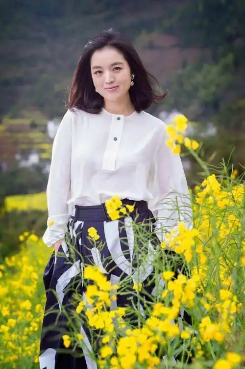 著名歌手白雪:人到中年再度翻红,离异后收获完美的"姐弟恋"