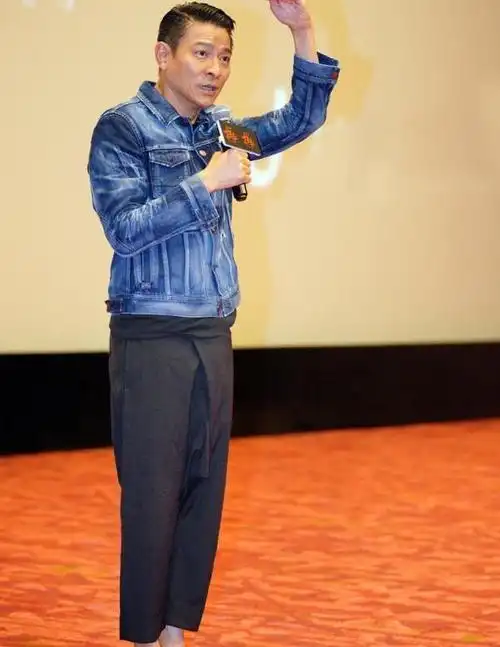 59岁刘德华状态很好,活力又帅气,背头造型展露天王般气场