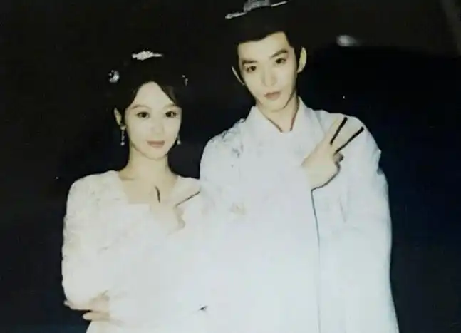 邓伦跟angelababy同居了?毛晓彤被逼整容?某女星自己找金主?