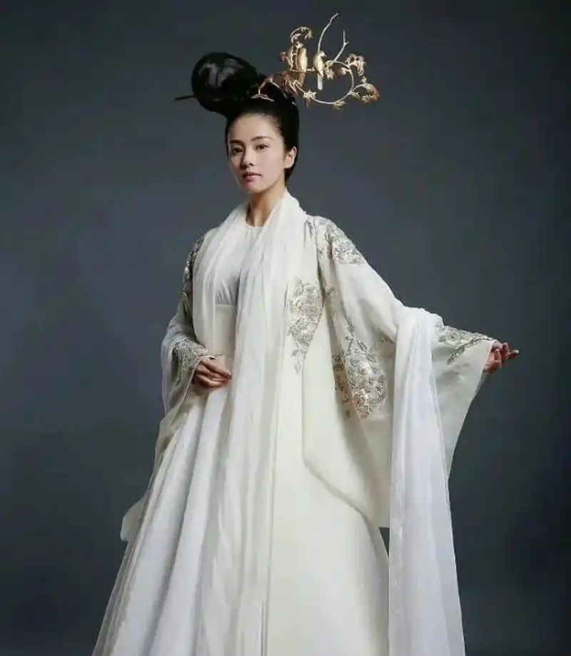 白鹿,吴谨言试镜《凤囚凰》楚玉时的试妆照,和关晓彤对比,其实是半斤