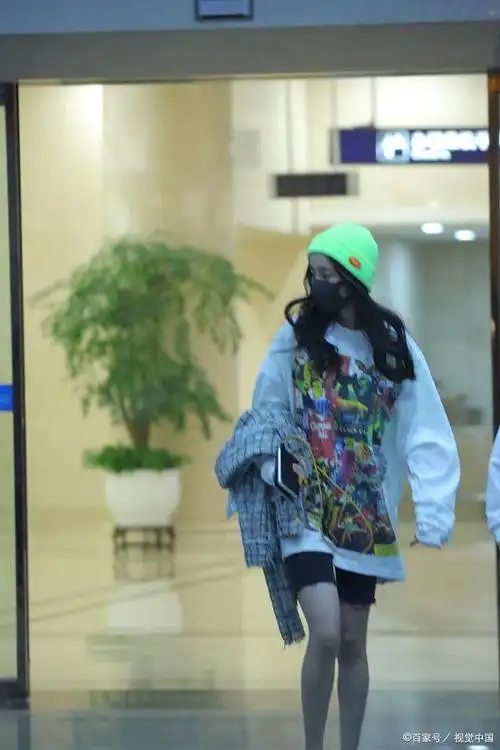 杨幂逛街被路人要微信,坐飞机却被嘲素颜老态