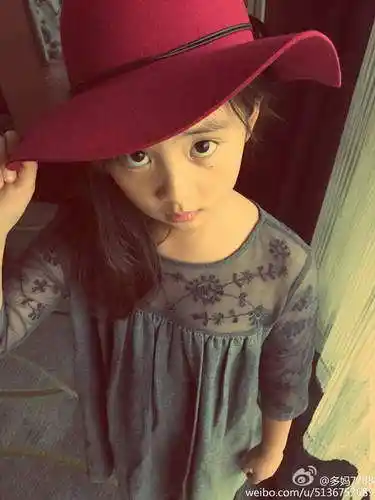 黄磊的女儿多多,大名叫黄忆慈,听起来温柔有气质,挺好听的.