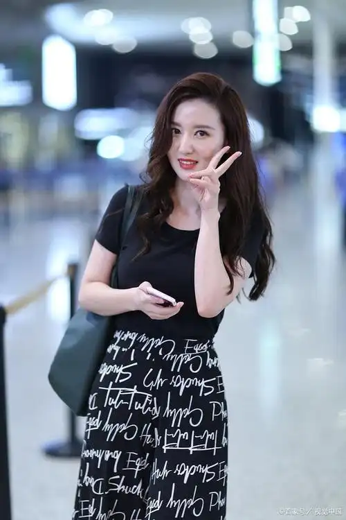 张萌是一位实力派女演员,她曾经因为在《离婚律师》中饰演出轨的焦