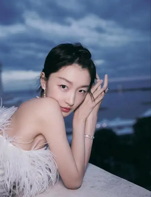 影后周冬雨:表面单纯小白兔,私下生活混乱,不拉窗帘"玩游戏"