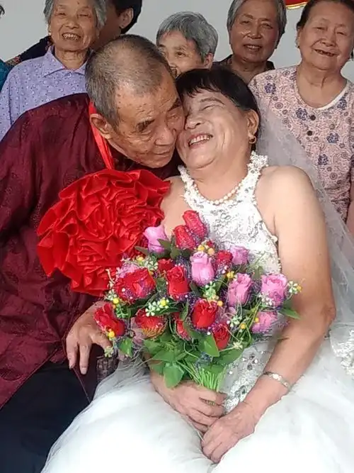 一对老夫妻在敬老院庆金婚,在大家鼓功之下秀恩爱幸福的场景.